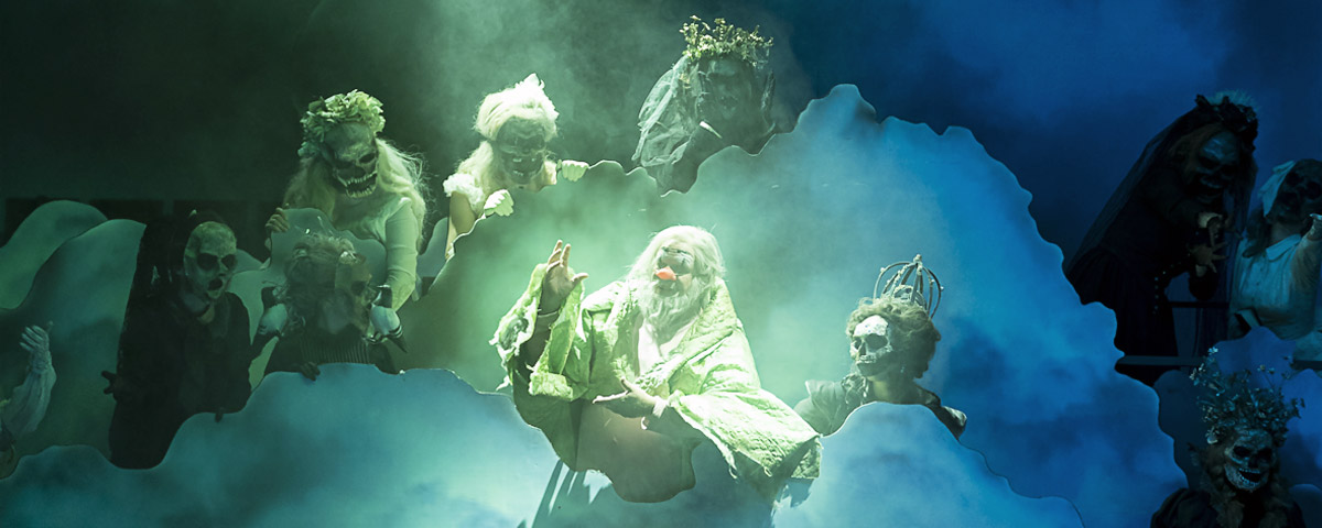 &raquo;Pagliacci&laquo;: Der Einzug der Kom&ouml;dianten. Aldo di Toro (Canio) und das Ensemble am Thespiskarren in der Sichtweise von Lorenzo Fioroni &copy; Oper Graz/Werner Kmetitsch