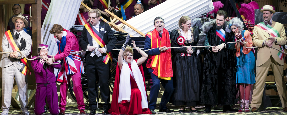 &raquo;Il viaggio a Reims&laquo;: Pavel Petrov (Cavalier Belfiore), Albert Memeti (Gelsomino), Peter Kellner (Lord Sidney), Dariusz Perczak (Barone di Trombonok), Anna Brull (Marchesa Melibea), Ivan Ore&scaron;čanin (Don Alvaro), Sonja &Scaron;arić (Madama Cortese), Milo&scaron; Bulajić (Conte di Libenskof), Elena Galitskaya (Contessa di Folleville), Wilfried Zelinka (Don Profondo) und der Chor der Oper Graz &copy; Oper Graz/Werner Kmetitsch