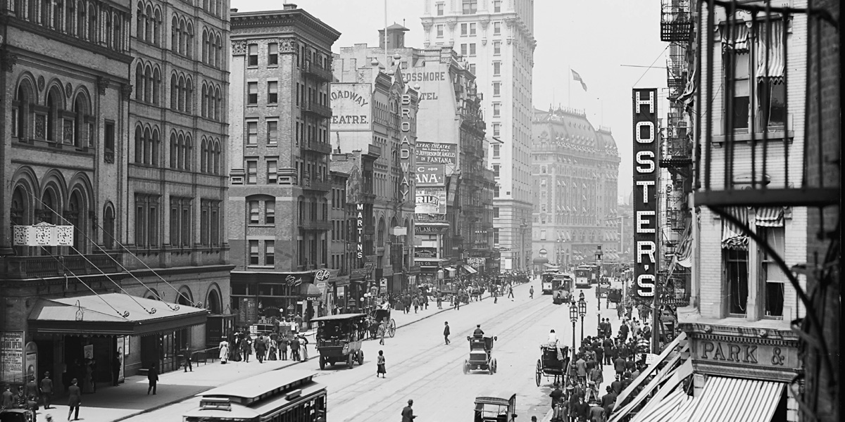 Blick nach Norden am Broadway von der 39.&nbsp;Stra&szlig;e Richtung 46.&nbsp;Stra&szlig;e. Von links nach rechts: Metropolitan Opera House mit Postern an der S&uuml;dseite, die am 20.&nbsp;November&nbsp;1905 beginnende Saison bewerbend; Broadway Theatre; New Amsterdam Theatre; Rossmore Hotel; Metropole Hotel and Bar; das New York Times Building; das Hotel Astor und Churchill's (ein Restaurant an der Nordseite der 46.&nbsp;Stra&szlig;e) Detroit Publishing Co., 1905; via <a href="http://hdl.loc.gov/loc.pnp/det.4a17652">United States Library of Congress</a>