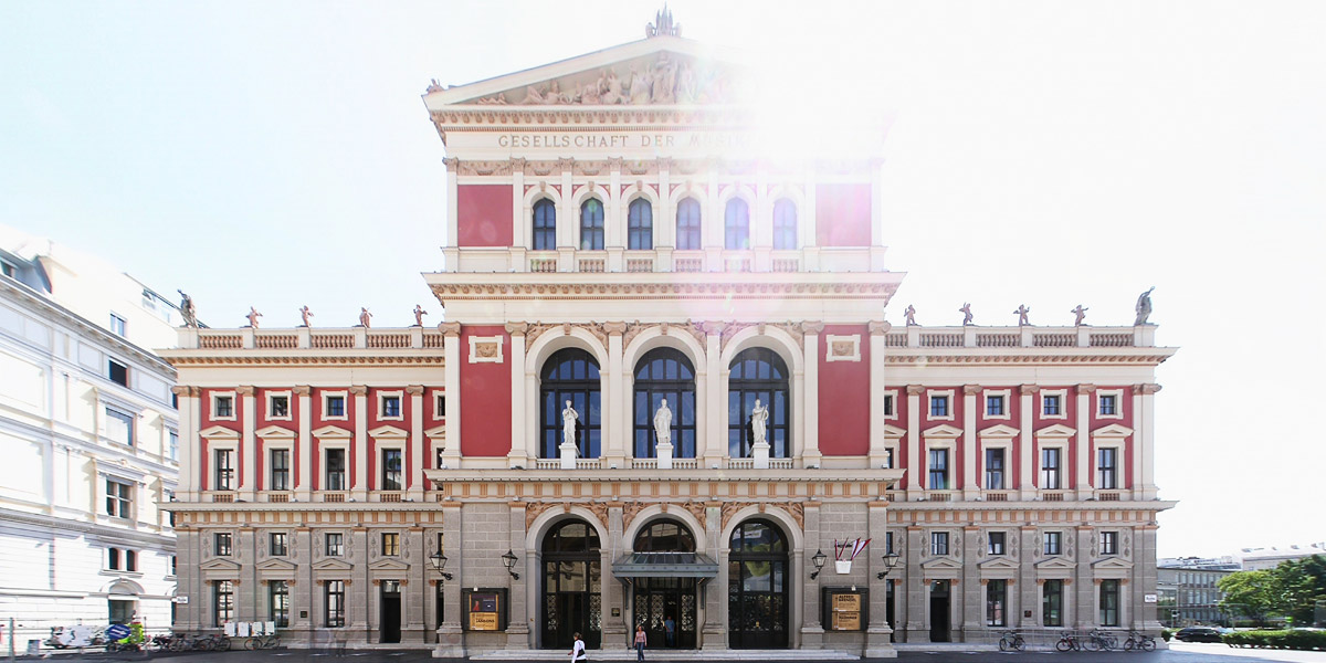 Haupteingang des Musikverein in Wien, Blick Richtung Osten ins Gegenlicht Foto: <a href="https://commons.wikimedia.org/wiki/File:Musikverein_Portal_110606.jpg">Clemens Pfeiffer</a> &middot; <a href="https://creativecommons.org/licenses/by/2.0/at/deed.en">CC&nbsp;2.0</a>