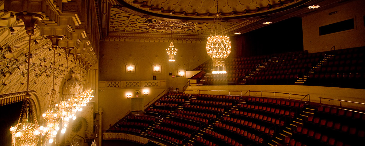 Das Auditorium des New York City Centers, Heimat der New York City Opera von 1944&thinsp;&ndash;&thinsp;1964 CC-BY-2.0 &middot; <a href="https://commons.wikimedia.org/wiki/File:NYC_Center_2320176336_317f2733e8.jpg">Wikimedia Commons</a> (Flickr-User llahbocaj)