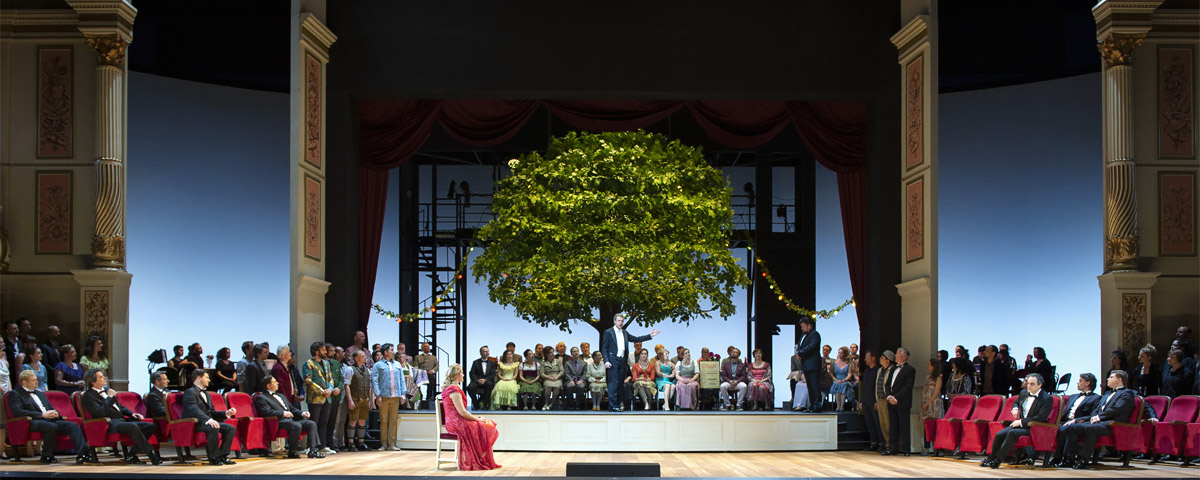 &raquo;Die Meistersinger von N&uuml;rnberg&laquo;, 3. Akt: Die Festwiese am Johannistag in der Inszenierung von Jens-Daniel Herzog und im B&uuml;hnenbild von Mathis Neidhardt (vorne Jacquelyn Wagner als Eva, auf der B&uuml;hne Georg Zeppenfeld als Hans Sachs) &copy; Osterfestspiele Salzburg/Monika Ritterhaus