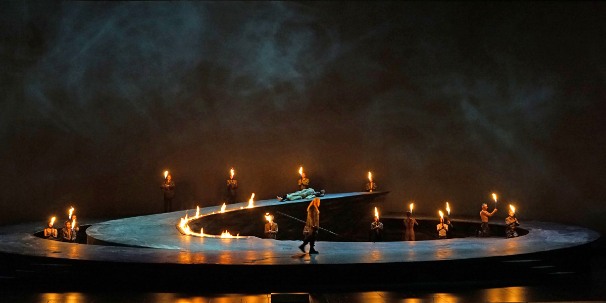 &raquo;Die Walk&uuml;re&laquo;, 3. Aufzug: Wotan (Vitalij Kowaljow) und Br&uuml;nnhilde (Anja Kampe) beim Feuerzauber &copy; Osterfestspiele Salzburg/Forster