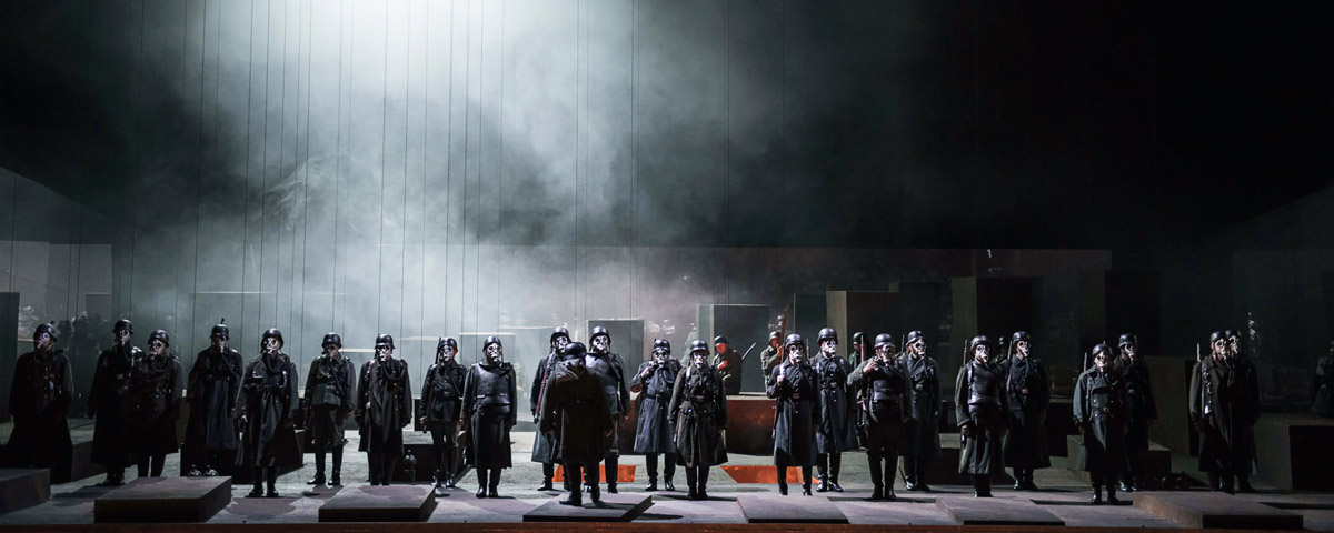 &raquo;Il trovatore&laquo;, 1. Akt: Die Krieger des Conte di Luna &copy; Julien Benhamou /Op&eacute;ra national de Paris