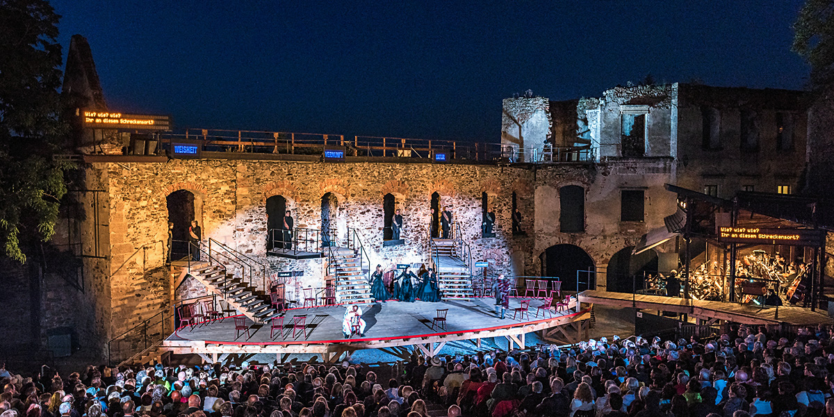Sommerliches Opernvergn&uuml;gen in malerischem Ambiente: Mozarts &raquo;Die Zauberfl&ouml;te&laquo; in Auff&uuml;hrungen der Oper Burg Gars &copy; Reinhard Podolsky