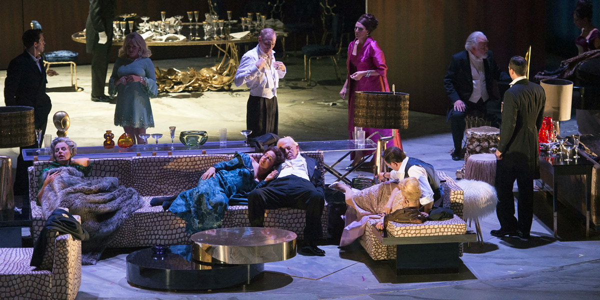 &raquo;The Exterminating Angel&laquo;: Die G&auml;ste der Nobiles richten sich f&uuml;r die Nacht ein &copy; Salzburger Festspiele/Monika Rittershaus