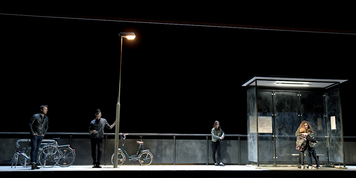 &raquo;M&eacute;d&eacute;e&laquo;, 2. Akt: &raquo;Mythos der Antike&laquo; &agrave; la Simon Stone: So trostlos imaginiert sich der Spielvogt das als Salzburg maskierte, antike Korinth bei Nacht: Pavel Černoch (Jason) l&auml;&szlig;t seine Ex-Frau Elena Stikhina (M&eacute;d&eacute;e) die gemeinsamen Kinder sehen. &copy; Salzburger Festspiele/Thomas Aurin