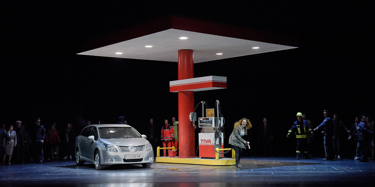 &raquo;M&eacute;d&eacute;e&laquo;, 3. Akt: Elena Stikhina (M&eacute;d&eacute;e) und das Ensemble &copy; Salzburger Festspiele/Thomas Aurin