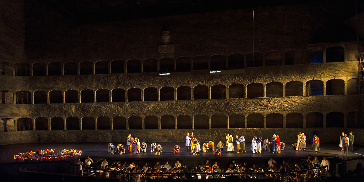 &raquo;La clemenza di Tito&laquo;, 2. Akt: MusicAeterna und der MusicAeterna Choir of the Perm Opera in einem eingeschobenen Ausschnitt der Mozartschen Messe in c-moll, K 477 &copy; Salzburger Festspiele/Ruth Walz