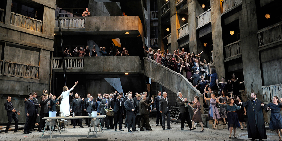 &raquo;Lady Macbeth von Mzensk&laquo;: Katerina Lwowna Ismailowa (Nina Stemme), der Pope (Stanislav Trofimov) und die Konzertvereinigung Wiener Staatsopernchor &copy; Salzburger Festspiele/Thomas Aurin