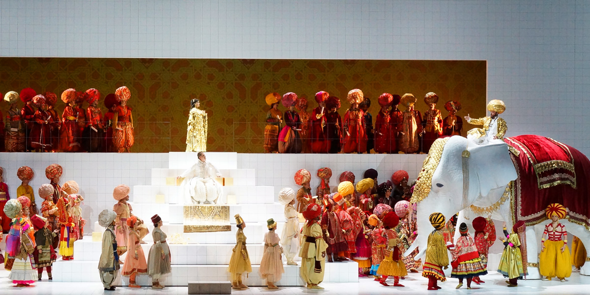 &raquo;Die Liebe der Danae&laquo;, 1. Akt: Pollux (Wolfgang Ablinger-Sperrhackc) und Danae (Krassimira Stoyanova) erwarten die Ankunft Jupiters (Tomasz Konieczny) &copy; Salzburger Festspiele/Monika Forster