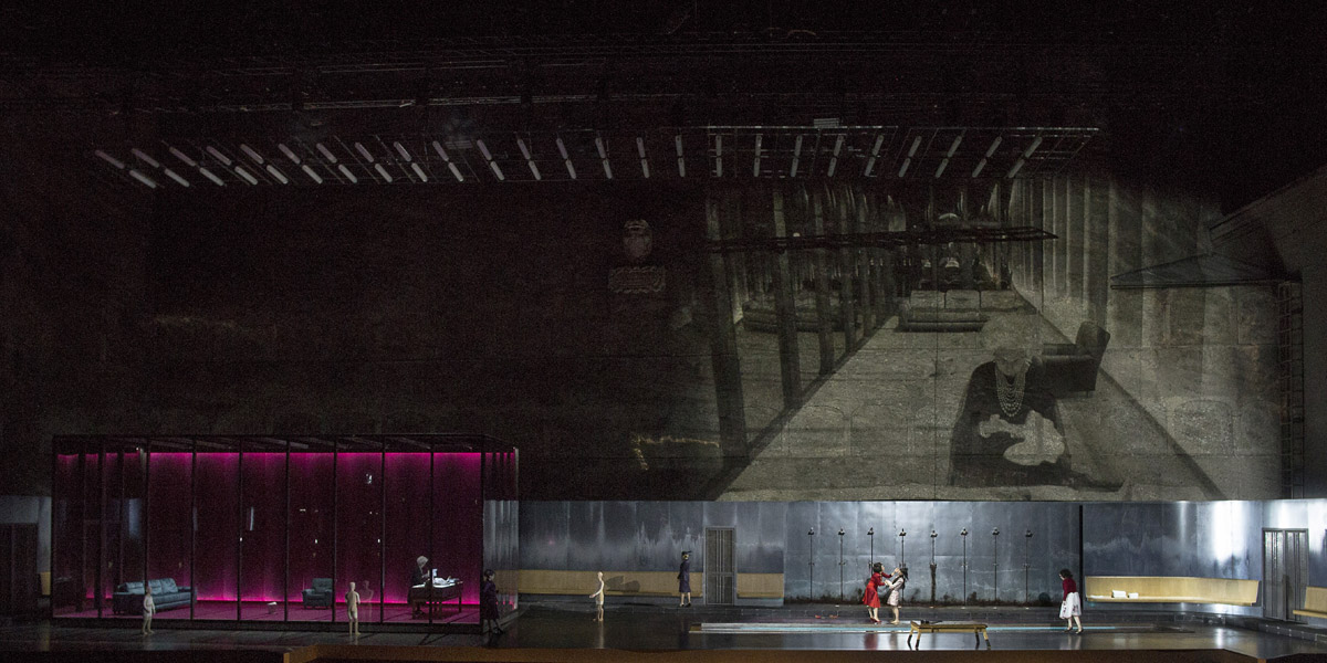 &raquo;Elektra&laquo; in der Regie von Krzysztof Warlikowski und den B&uuml;hnenbildern und Kost&uuml;men seiner Frau, Małgorzata Szczęśniak &copy; Salzburger Festspiele/Bernd Uhlig