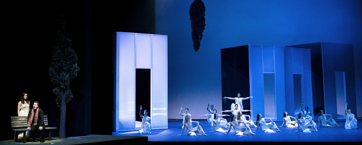 &raquo;Orph&eacute;e et Eurydice&laquo;, 1. Akt: Andriana Chuchman (Eurydice), Dmitry Korchak (Orph&eacute;e) und das Hamburg Ballett John Neumeier &copy; Staatsoper Hamburg/Kiran West