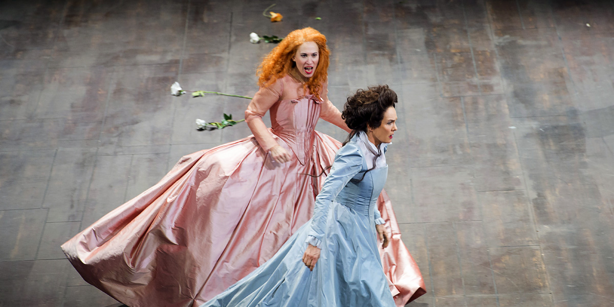 &raquo;Maria Stuarda&laquo;, Finale des 1. Aktes: Elisabetta (Alexandra Deshorties) und Maria Stuarda (Marlis Petersen) beim erregten Aufeinandertreffen &copy; Theater an der Wien/Monika Rittershaus