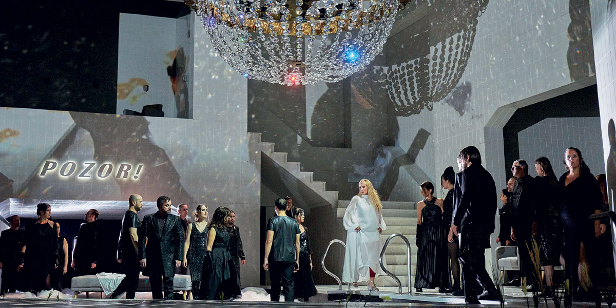 &raquo;Rusalka&laquo;, 2. Akt: Rusalka (Maria Bengtsson) und die Hochzeitsgesellschaft am Hofe des Prinzen (Mitglieder des Arnold Schoenberg Chors) &copy; Theater an der Wien/Herwig Prammer