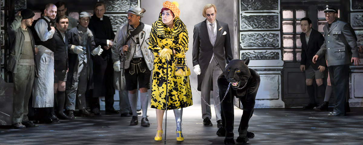 &raquo;Der Besuch der alten Dame&laquo;, 1. Akt: Ernst Allan Hausmann (Gatte VII), Katarina Karn&eacute;us (Claire Zachanassian), Michael Hinterhauser (Panther), Markus Milhofer (Boby, Butler) und der Arnold Schoenberg Chor &copy; Theater an der Wien/Werner Kmetitsch