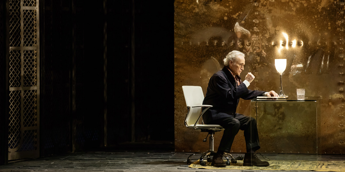 &raquo;El Juez&laquo;, 1. Akt: Richter Federico Ribas (Jos&eacute; Carreras) in seinem feudalen Arbeitszimmer &copy; Herwig Prammer