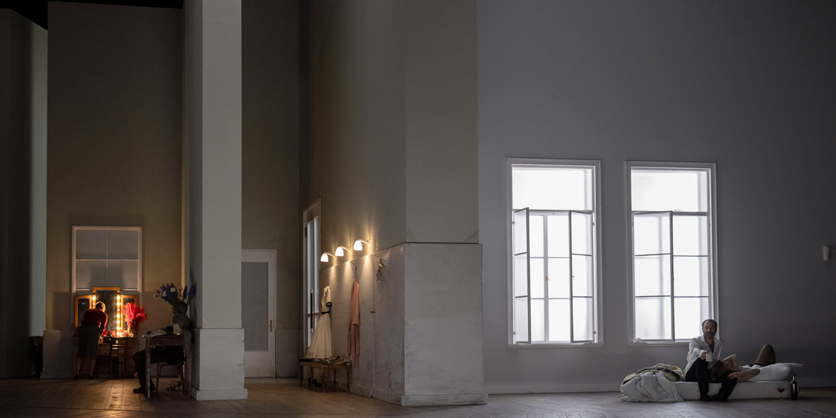 &raquo;Zaz&agrave;&laquo;, 2. Akt: Natalia, Zaz&aacute;s Freundin (Juliette Mars), links, und Zaz&agrave; (Svetlana Aksenova) mit ihrem Liebhaber Milio Dufresne (Nikolai Schukoff) in ihrer Wohnung in Saint-&Eacute;tienne &copy; Theater an der Wien/Monika Rittershaus