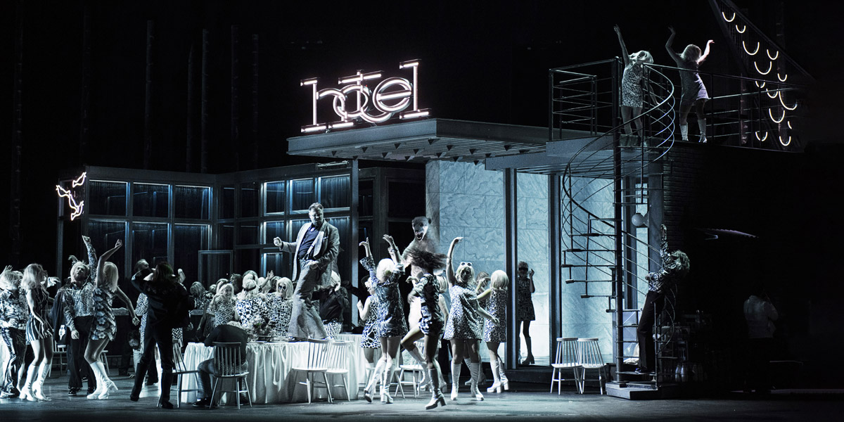 &raquo;Halka&laquo;, 1. Akt: Ensemble-Szene mit den T&auml;nzern &copy; Theater an der Wien/Monika Rittershaus