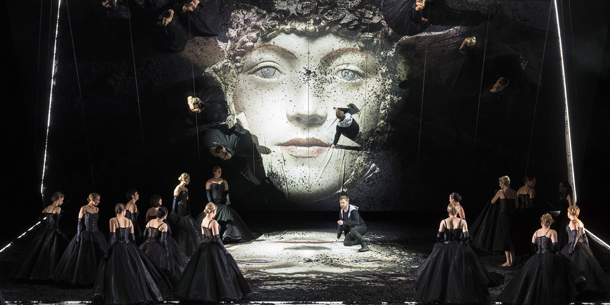 &raquo;Die Zauberfl&ouml;te&laquo;, 1.Akt: Sebastian Kohlhepp (Tamino) und die Damen des Arnold Schoenberg Chores &copy; Herwig Prammer