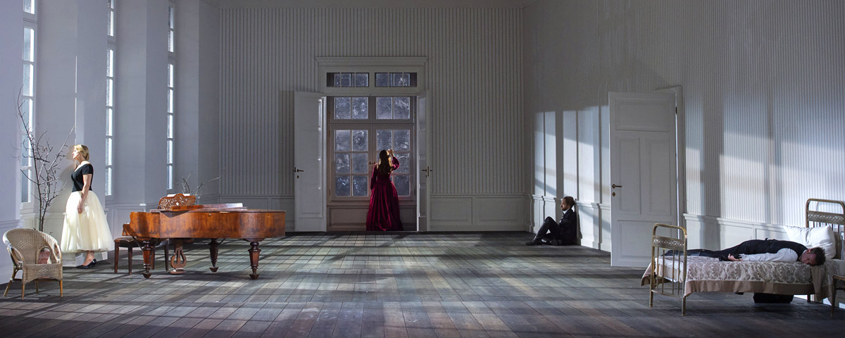 &raquo;Euryanthe&laquo;: Jacquelyn Wagner (Euryanthe), Theresa Kronthaler (Eglantine), Andrew Foster-Williams (Lysiart) und Norman Reinhardt (Adolar) im B&uuml;hnenbild von Johannes Leiacker und der Inszenierung von Christof Loy &copy; Theater an der Wien/Monika Rittershaus
