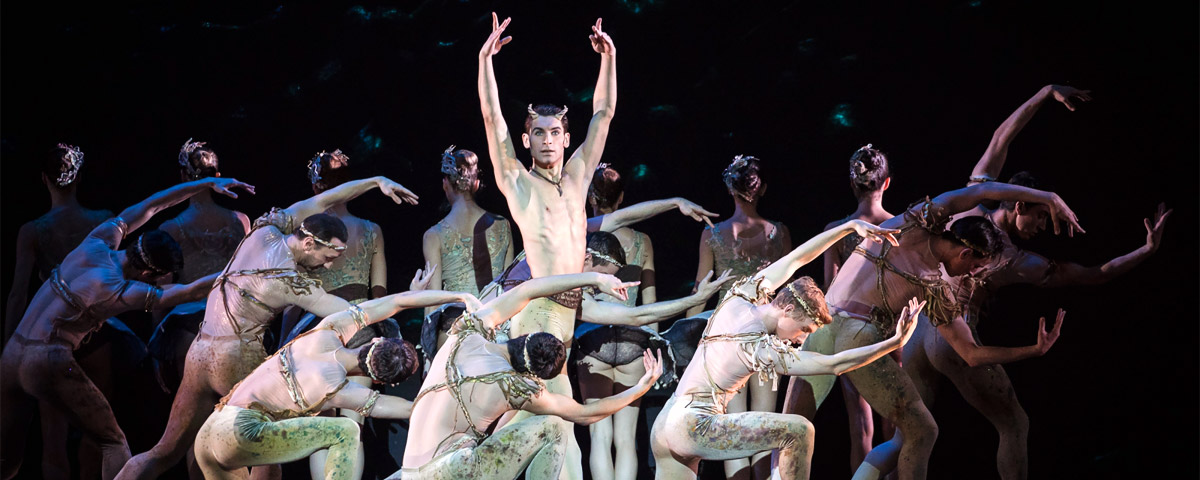 &raquo;Ein Sommernachtstraum&laquo;: Mihail Sosnovschi (Puck) und das corps des ballet &copy; Wiener Staatsballett/Ashley Taylor