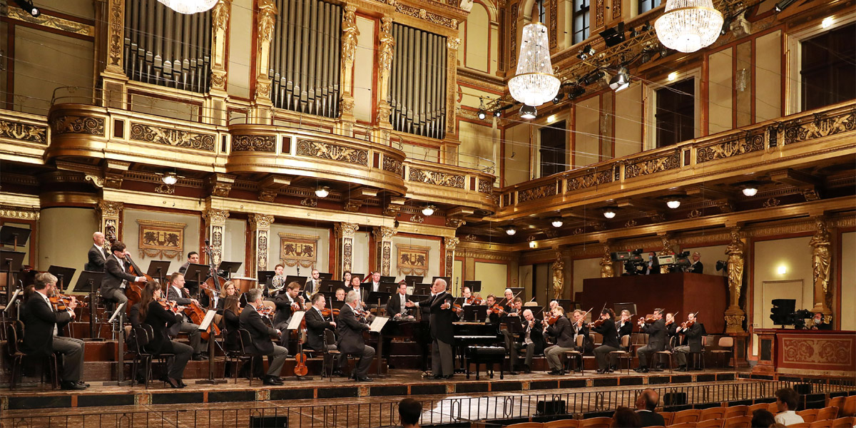 Maestro Daniel Barenboim und die Wiener Philharmoniker am 5.&nbsp;Juni&nbsp;2020 beim ersten Konzert nach dem <abbr>COVID-19</abbr>-&raquo;lock down&laquo; im Goldenen Saal des Wiener Musikvereins &copy; Gesellschaft der Musikfreunde in Wien/Dieter Nagl