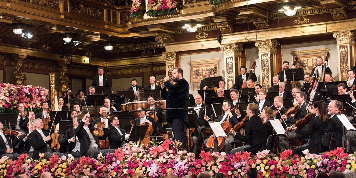 Andris Nelsons spielt die Trompetensignale im &raquo;Postillon-Galopp&laquo;, op. 16/2, von Hans Christian Lumbye bei seinem ersten Neujahrskonzert mit den Wiener Philharmonikern &copy; Wiener Philharmoniker/Terry Linke