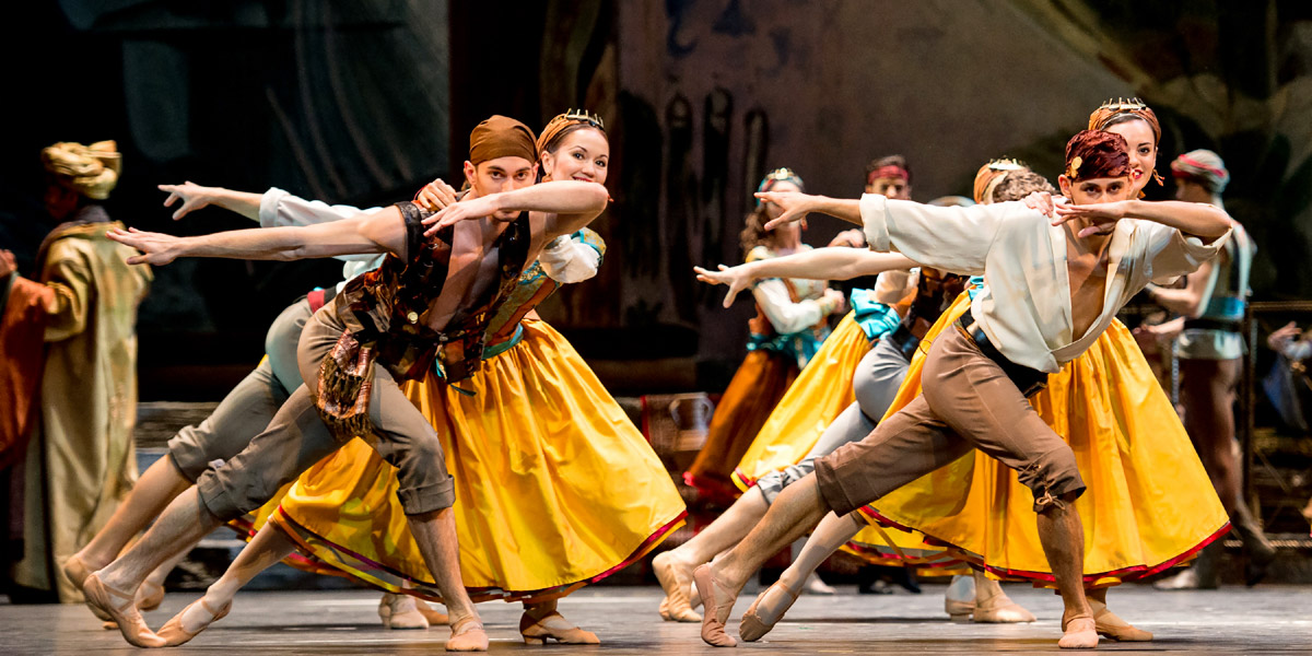 Die Fr&uuml;chte jahrelanger, harter Arbeit: das Wiener Staatsballett in der Urauff&uuml;hrung von Manuel Legris' Choreographie zu &raquo;Le Corsaire&laquo; &copy; Wiener Staatsballett/Ashley Taylor