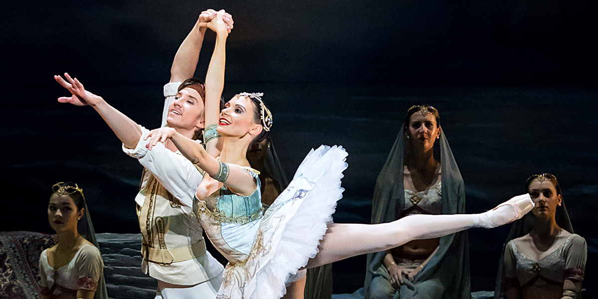 &raquo;Le Corsaire&laquo;, 1. Akt: Liudmila Konovalova (M&eacute;dora) und Vadim Muntagirov (Conrad) &copy; Wiener Staatsballett/Ashley Taylor