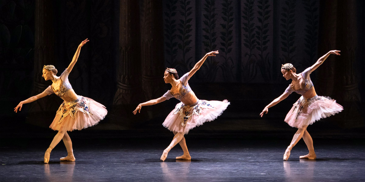 &raquo;Le Corsaire&laquo;, 3. Akt: Nina Tonoli, Nikisha Fogo und Natascha Mair als Odalisken (von rechts nach links) &copy; Wiener Staatsballett/Ashley Taylor
