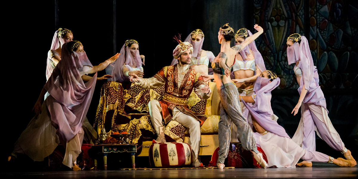 &raquo;Le Corsaire&laquo;, 3. Akt: Mihail Sosnovschi (Seyd Pascha) und das corps de ballett des Wiener Staatsballetts &copy; Wiener Staatsballett/Ashley Taylor