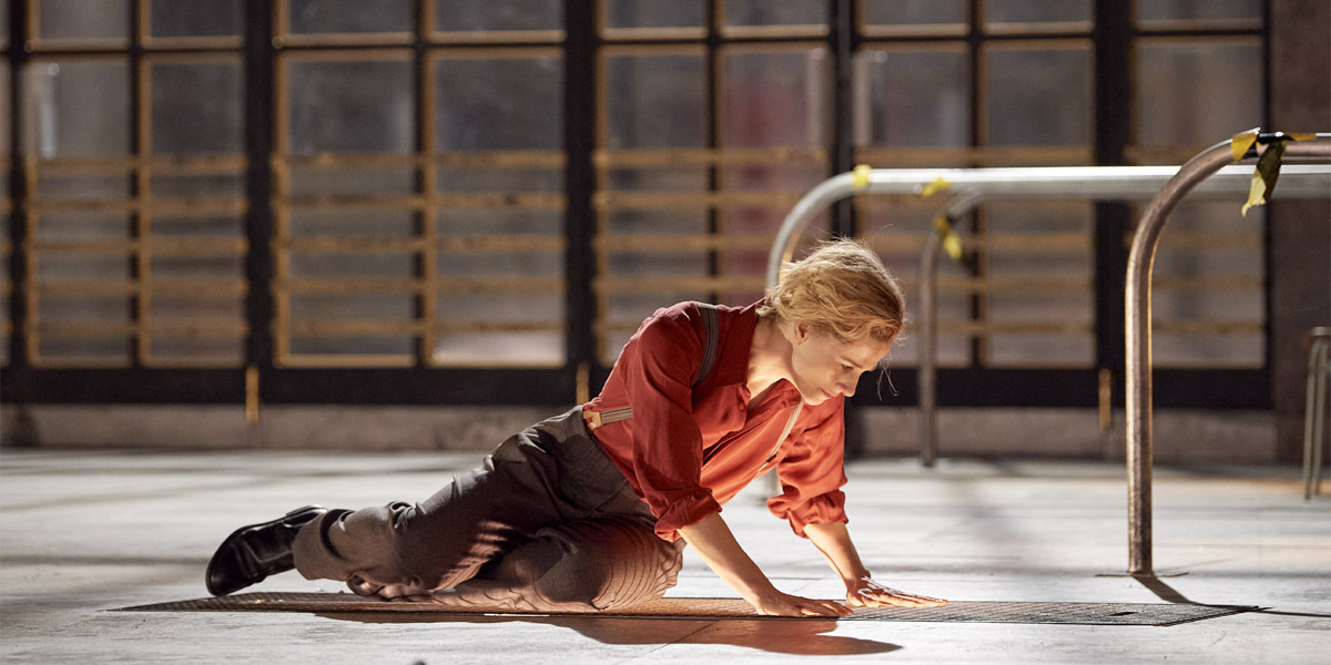 &raquo;Fidelio&laquo; (Fassung von 1805): Katrin R&ouml;ver als &raquo;Leonore &mdash; die Schauspielerin&laquo; im &raquo;Regiekonzept&laquo; der Am&eacute;lie Niermeyer &copy; Wiener Staatsoper GmbH/Michael P&ouml;hn