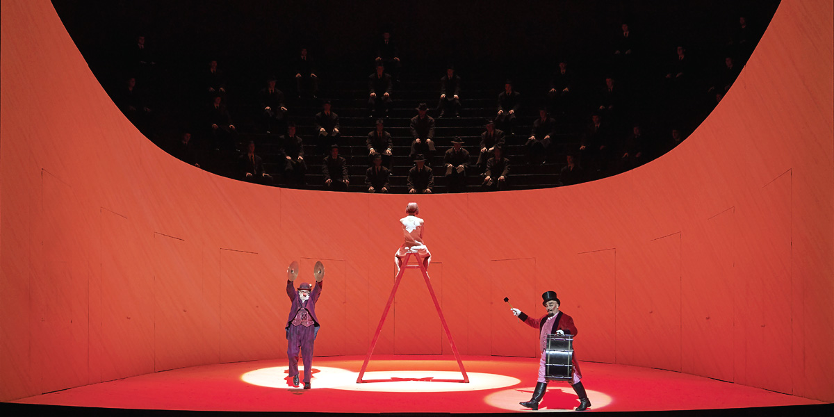 &raquo;Lulu&laquo;, 1. Akt: Franz Grundheber als Schigolch, Agneta Eichenholz als Pierrot/Lulu, und Wolfgang Bankl als Tierb&auml;ndiger/Athlet &copy; Wiener Staatsoper GmbH/Michael P&ouml;hn