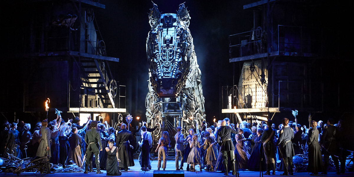 &raquo;Les Troyens&laquo;, 1. Akt: Anna Caterina Antonacci (Cassandre) und der Wiener Staatsopernchor &copy; Wiener Staatsoper GmbH/Michael P&ouml;hn
