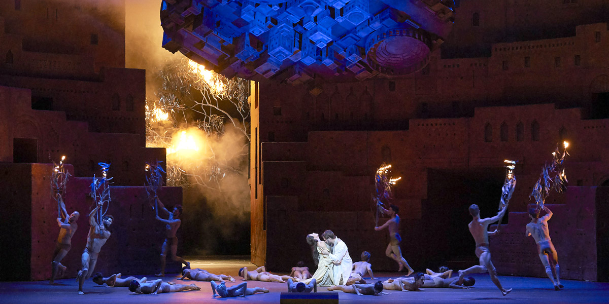 &raquo;Les Troyens&laquo;, 4. Akt: Das Liebespaar Didon (Joyce DiDonato) und En&eacute;e (Brandon Jovanovich) mit den tanzenden Geistern und Gesch&ouml;pfen des Waldes &copy; Wiener Staatsoper GmbH/Michael P&ouml;hn