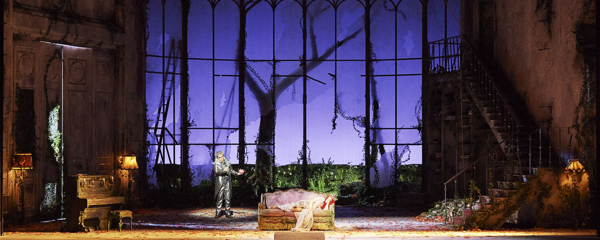 &raquo;A Midsummer Night&rsquo;s Dream&laquo;, 1. Akt:  Lawrence Zazzo (Oberon) und die schlafende Tytania (Erin Morley) in No&euml;lle Ginefri-Corbels B&uuml;hnenbild &copy; Wiener Staatsoper GmbH/Michael P&ouml;hn