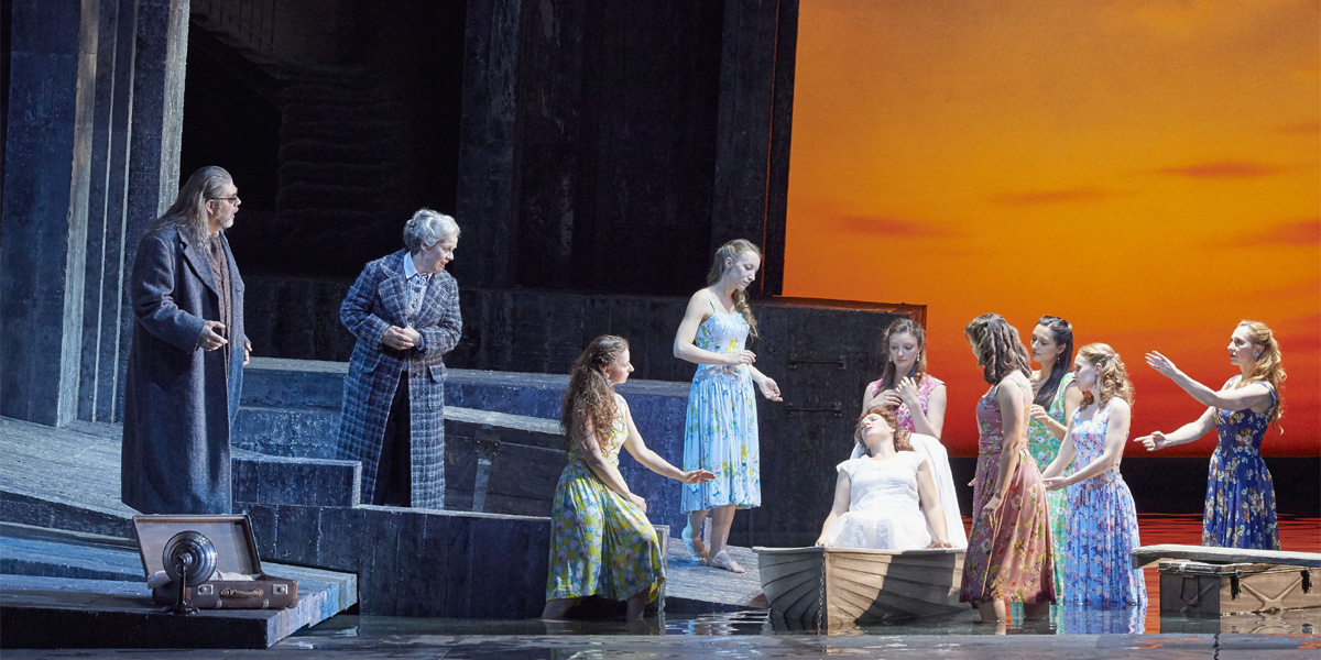 &raquo;Pell&eacute;as et M&eacute;lisande&laquo;, 5. Akt: K&ouml;nig Arkel von Allemonde (Franz-Josef Selig), dessen Tochter Genevi&egrave;ve (Bernarda Fink) mit der sterbenden M&eacute;lisande (Olga Bezsmertna), im Boot liegend &copy; Wiener Staatsoper/Michael P&ouml;hn