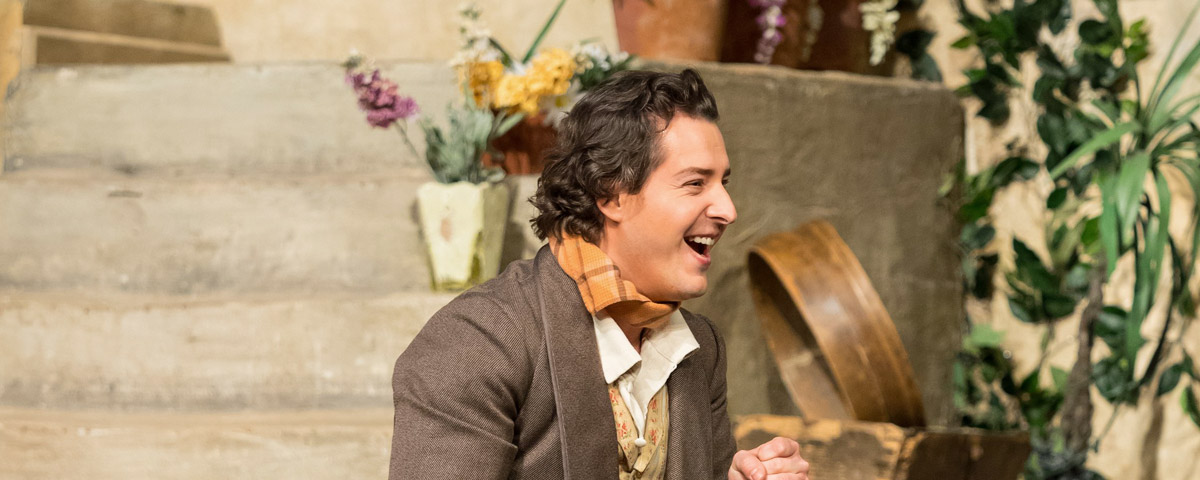 &raquo;L'elisir d'amore&laquo;, 1. Akt: Dmitry Korchak als Nemorino &copy; Wiener Staatsoper GmbH/Michael P&ouml;hn