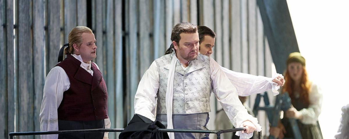 &raquo;Dantons Tod&laquo;: Camille Desmoulins (Benjamin Bruns), Georg Danton (Tomasz Konieczny) und H&eacute;rault de S&eacute;chelles (Michael Laurenz) als Angeklagte vor dem Revolutionstribunal &copy; Wiener Staatsoper GmbH/Micheal P&ouml;hn