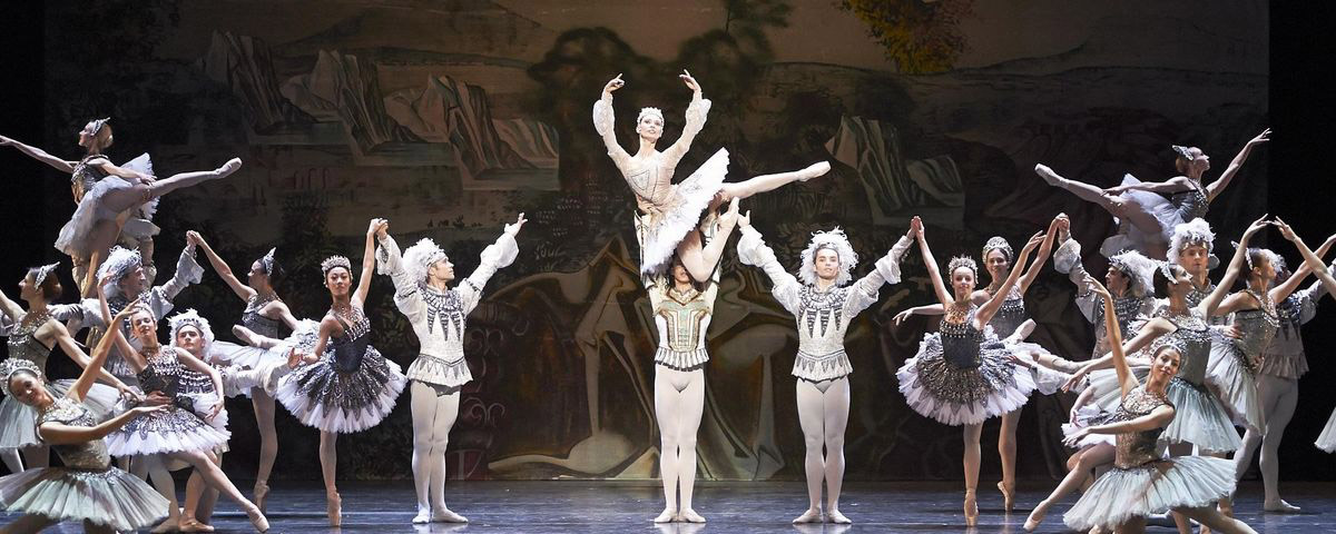 &raquo;Raymonda&laquo;, 1. Akt: Liudmila Konovalova, Jakob Feyferlik und das corps de ballet &copy; Wiener Staatsballett/Ashley Taylor
