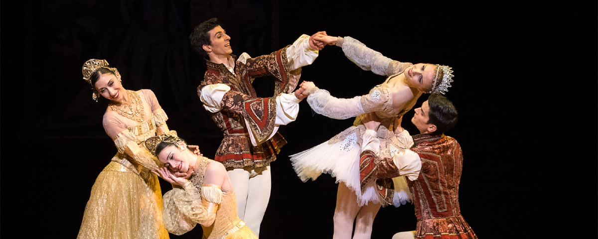&raquo;Raymonda&laquo;, 1. Akt: Ioanna Avraam (Cl&eacute;mence), Alice Firenze (Henriette), Trevor Hayden (Bernard de Ventadour), Olga Esina (Raymonda) und Tristan Ridel (B&eacute;ranger) &copy; Wiener Staatsballett/Ashley Taylor