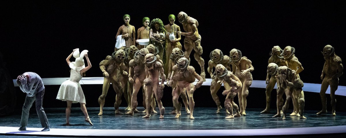 &raquo;Peer Gynt&laquo;, 1. Akt: Peer Gynt (Denys Cherevychko), Klein Helga (Isabella Lucia Severi) und das corps de ballet &copy; Wiener Staatsballett/Ashley Taylor