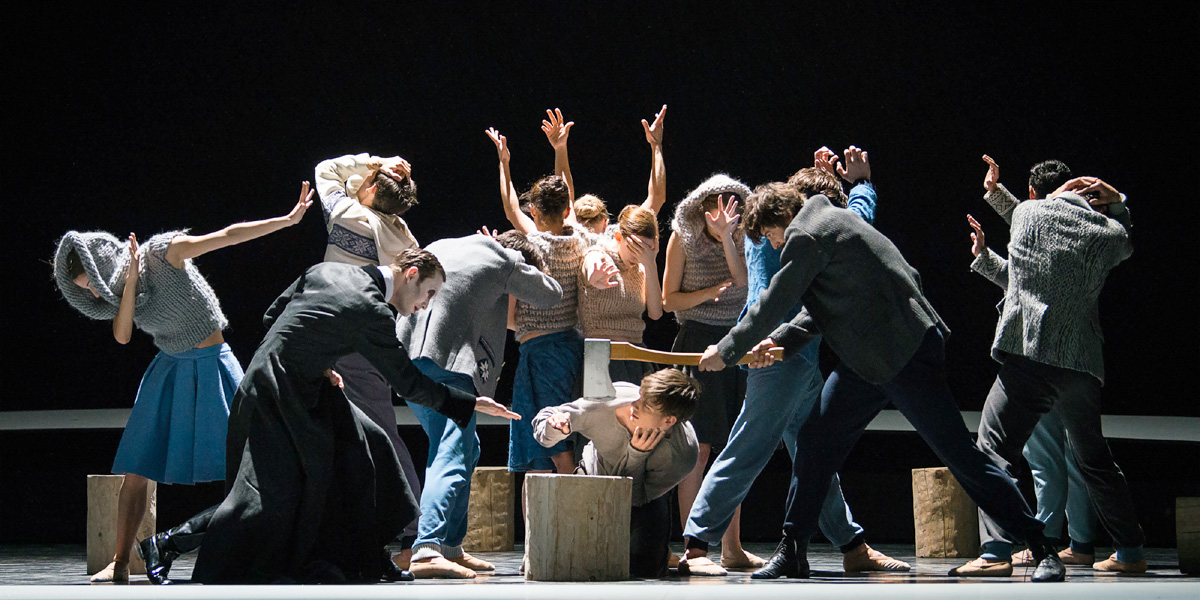 &raquo;Peer Gynt&laquo;, 1. Akt: Der Tod (Andrey Kaydanovskiy), Peer Gynt (Jakob Feyferlik), Aslak, der Schmied (Vladimir Shishov) und dahinter die Hochzeitsgesellschaft (corps de ballet) &copy; Wiener Staatsballett/Ashley Taylor