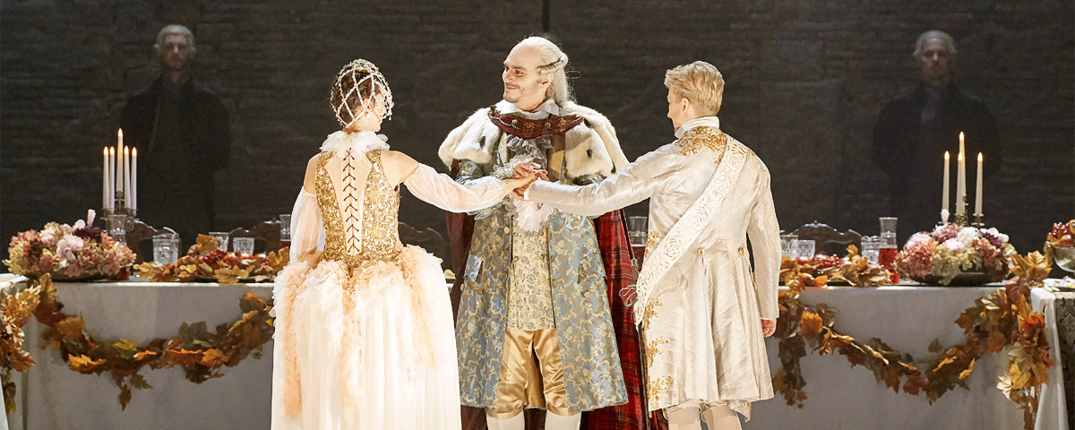 &raquo;Ariodante&laquo;, 1. Akt: Il Re di Scozia (Wilhelm Schwinghammer) billigt die Verbindung seiner Tochter Ginevra (Chen Reiss) mit dem Vasall Ariodante (Dame Sarah Connolly) &copy; Wiener Staatsoper GmbH/Michael P&ouml;hn