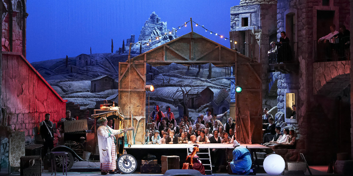 &raquo;Pagliacci&laquo;, 2. Akt, im B&uuml;hnenbild und den Kost&uuml;men des gro&szlig;en, des unvergessenen Jean-Pierre Ponnelle &copy; Wiener Staatsoper GmbH/Michael P&ouml;hn
