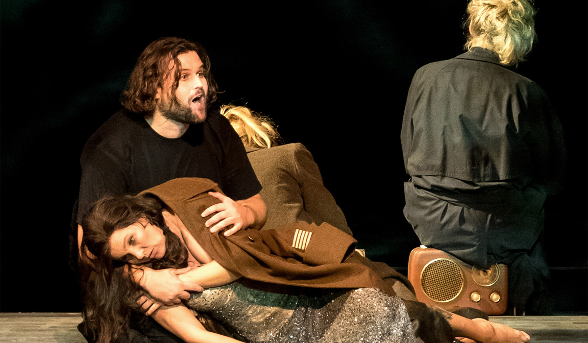 &raquo;Manon&laquo;, 5. Akt: Manon (Marlies Petrsen) stirbt in den Armen Des Grieux&rsquo; (Jean-Fran&ccedil;ois Borras) 