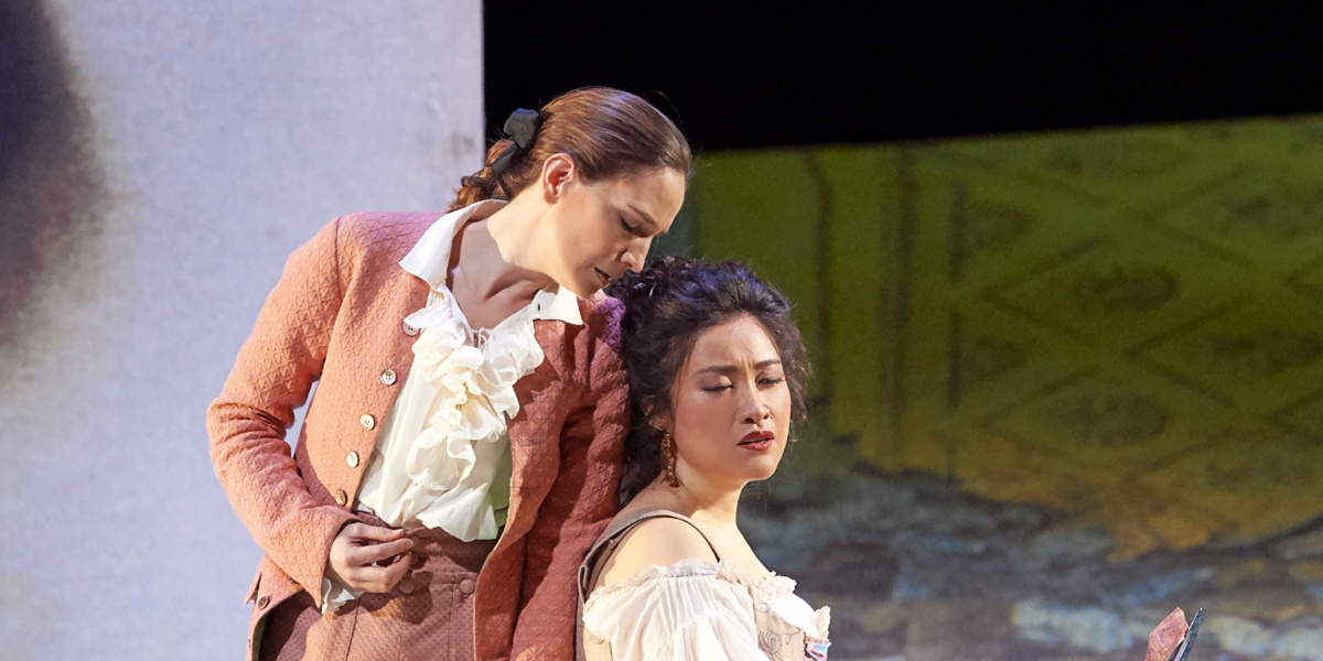 &raquo;Le nozze di Figaro&laquo;, 2. Akt: Kate Lindsey (Cherubino) und Guanqun Yu (Contessa d&rsquo;Almaviva) bei ihren Wiener Rollen- bzw. Haus-Debuts &copy; Wiener Staatsoper/Michael P&ouml;hn