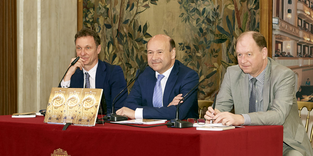Ballettdirektor Manuel Legris, Direktor Dominique Meyer und Thomas W. Platzer, der kaufm&auml;nnische Gesch&auml;ftsf&uuml;hrer, bei der Vorstellung des Spielplans f&uuml;r die Saison 2019/2020 &copy; Wiener Staatsoper GmbH/Michael P&ouml;hn