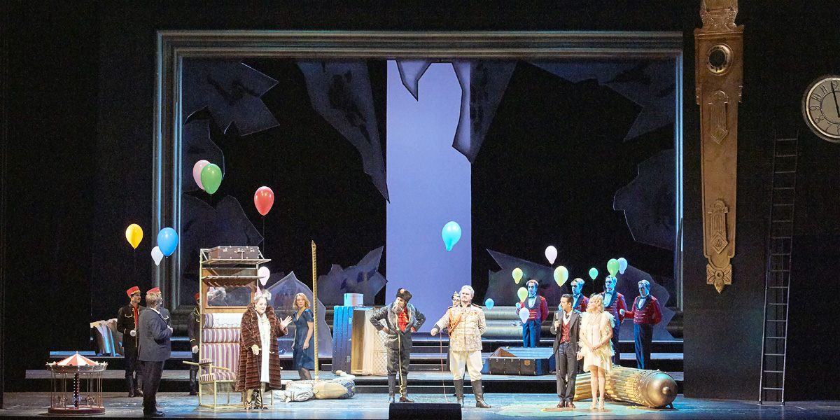 &raquo;Der Spieler&laquo;, 2. Akt: Die Ankunft der Babulenka. Von links nach rechts: Linda Watson (Babulenka), Elena Guseva (Polina), Clemens Unterreiner (Potapitsch), Dimitry Ulyanov (General a.D.), Thomas Ebenstein (Marquis des Grieux) und Elena Maximova (Mademoiselle Blanche) &copy; Wiener Staatsoper GmbH/Michael P&ouml;hn